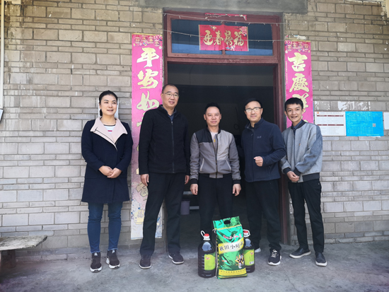 集團公司黨委書記、董事長周燕賓一行調研脫貧攻堅工作