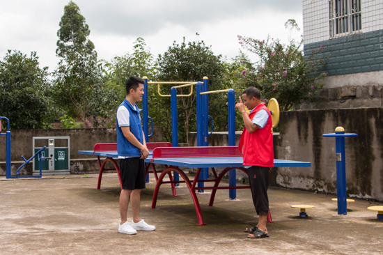 菜壩水廠“青年文明號”志愿者 走進鄉村關愛貧困家庭