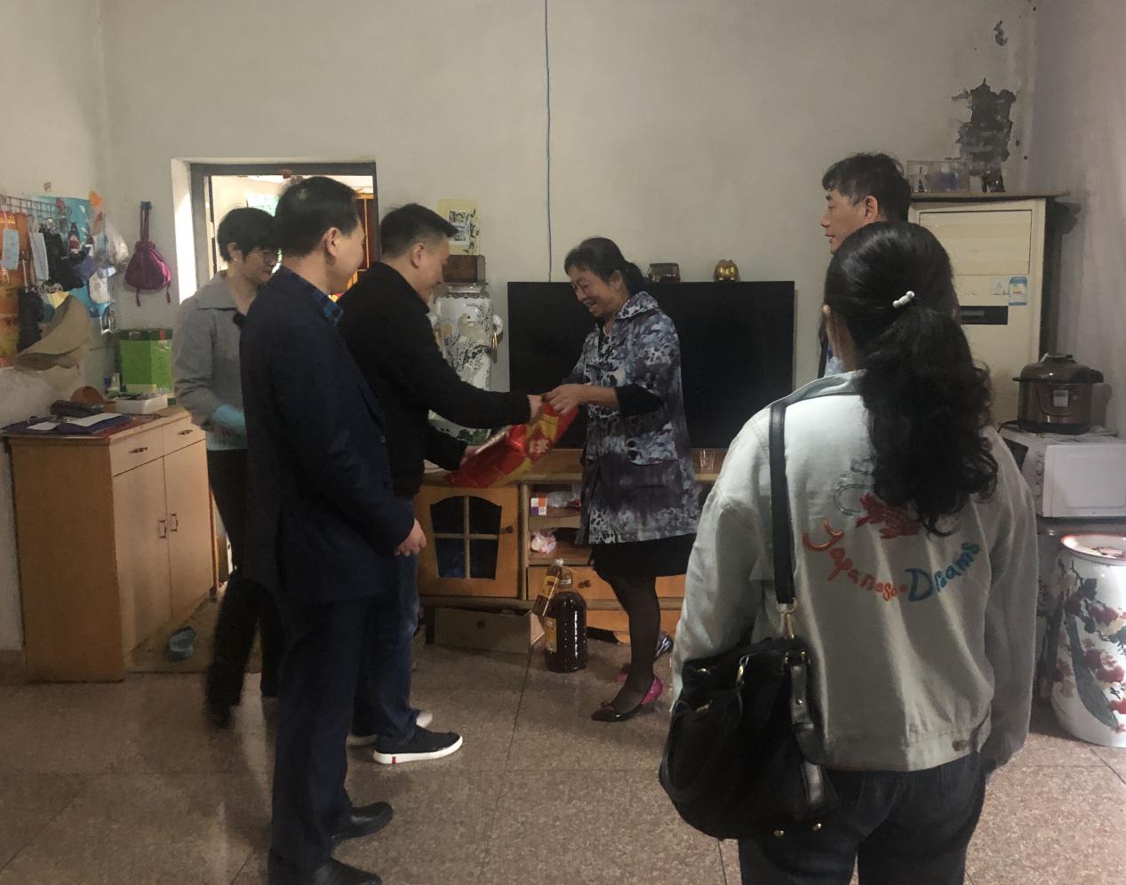 走訪慰問(wèn)困難戶,真情關(guān)愛(ài)暖人心