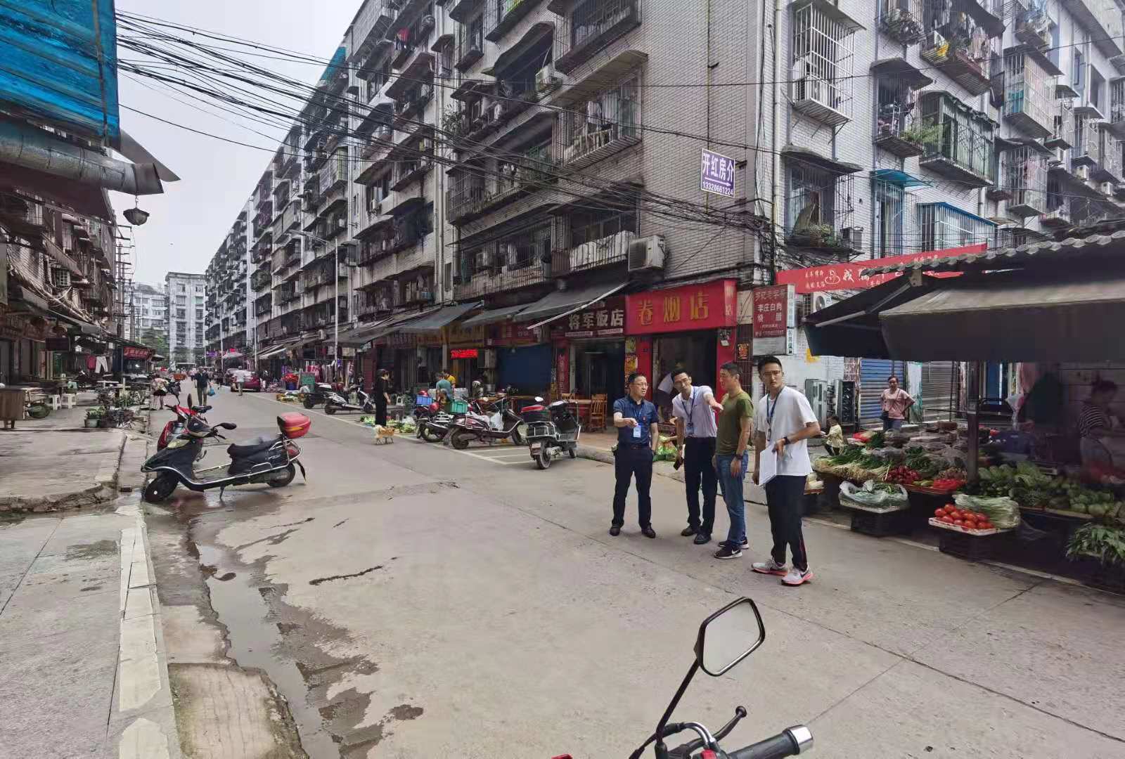 集團公司黨委書記、董事長周燕賓調研社區管 道遷改工程