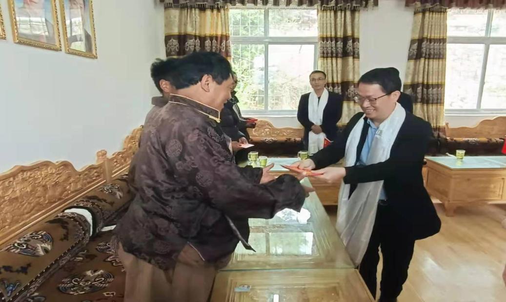 千里慰問送溫暖 真情幫扶助振興 ——集團(tuán)公司到新龍縣開展幫扶慰問活動(dòng)