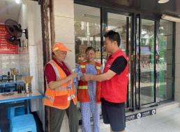 投資公司支部開展“夏日送清涼，慰問一線環(huán)衛(wèi)工人” 主題黨日活動(dòng)