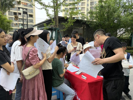 小區現場辦公解難題 助推供水服務“加速跑” —臨港公司開展“進小區”五進實踐活動